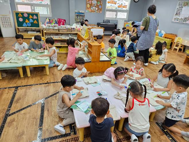 기록문화 체험 프로그램. 경남기록원 제공