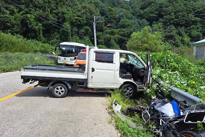 26일 오전 11시 7분쯤 양구군 양구읍 수인리의 한 도로에서 오토바이와 트럭이 충돌하는 사고가 발생했다. 강원소방본부 제공