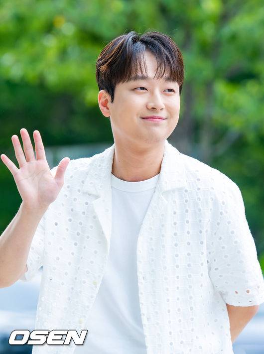 [OSEN=민경훈 기자]가수 이찬원이 입장하며 포즈를 취하고 있다. 2023.08.24 / rumi@osen.co.kr