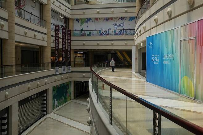 베이징의 문 닫은 쇼핑몰, 지난 7월 / 출처 : AP-연합