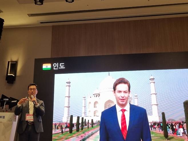 정상원 이스트소프트 대표가 지난 24일 전북 전주시에서 열린 ‘제21회 벤처썸머포럼’에서 다국적 언어를 구사하는 AI 휴먼 앵커를 소개하고 있다. 이지민 기자