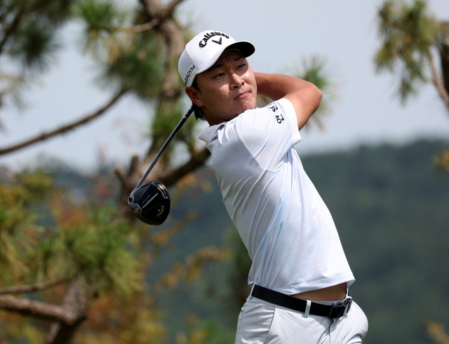 전가람이 26일 군산CC 오픈 3라운드 3번 홀에서 티샷을 하고 있다. 사진 제공=KPGA