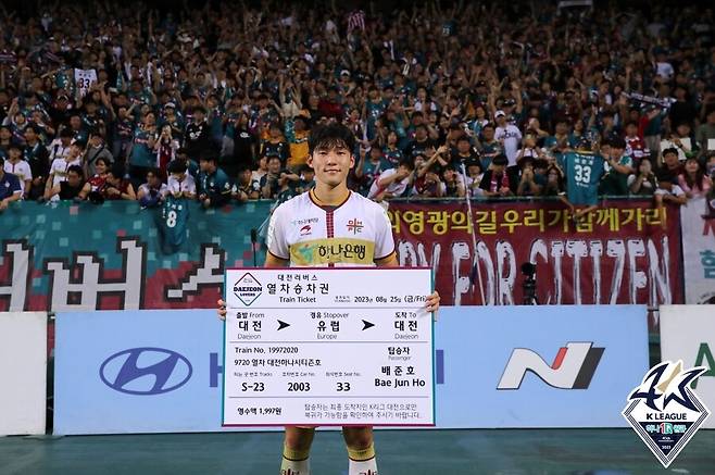 ▲ 대전 하나시티즌 팬들과 작별 인사한 배준호. ⓒ한국프로축구연맹