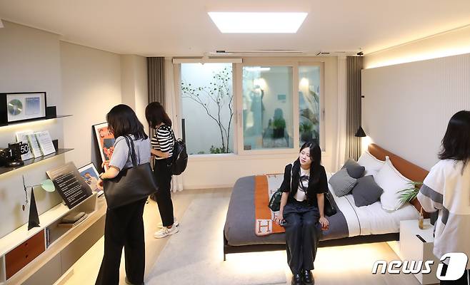 서울 강남구 대치동 한 견본주택을 살펴보는 시민들. 2023.6.9/뉴스1 ⓒ News1 권현진 기자