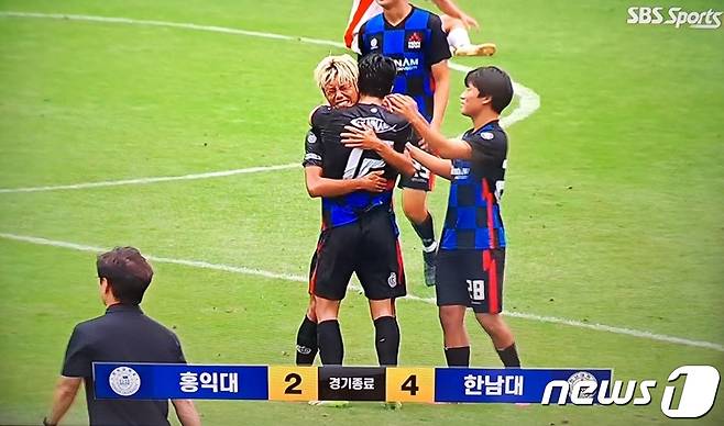 27일 강원 태백종합운동장에서 열린 ‘태백산기 제59회 추계대학축구연맹전’ 결승에서 홍익대를 4-2로 꺾은 한남대 선수들이 우승의 기쁨을 나누고 있다. (SBS Sports 생중계 화면 갈무리) /뉴스1