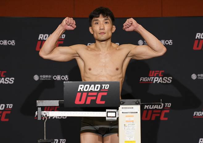 이창호가 26일 싱가포르 리조트 월드 컨벤션 센터에서 열린 ‘로드 투 UFC’ 계체에서 포즈를 취하고 있다. 사진 | UFC