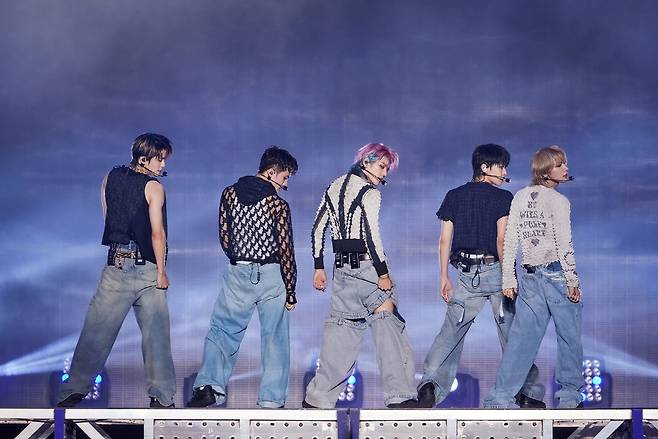 NCT NATION 정규 4집 타이틀곡 Baggy Jeans 무대 (왼쪽부터 재현, 마크, 태용, 도영, 텐). 사진 제공=SM엔터테인먼트