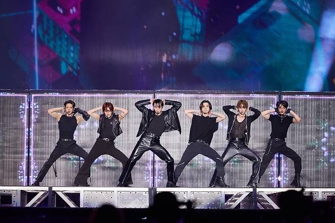 NCT NATION 정규 4집 The BAT 무대 (왼쪽부터 제노, 유타, 쟈니, 정우, 지성). 사진 제공=SM엔터테인먼트