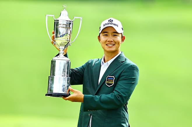 송영한(32·신한금융그룹)이 27일 일본프로골프투어(JGTO) 산산 KBC 오거스타 정상에 올랐다. /JGTO