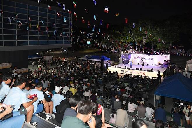 26일 성남시 중원구 하대원동 중원청소년수련관 광장에서 열린 ‘제7회 하대원 끼 콩쿠르의 밤’ 행사에 주민 1000여 명이 참가해 즐기고 있다.ⓒ성남시 제공