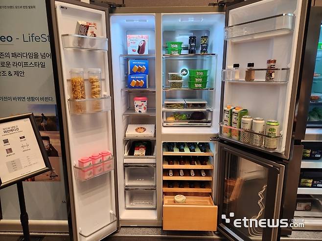 캐리어냉장이 출시한 모드비 와인에디션 냉장고 내부 모습. 냉장실 하단에 와인을 보관할 수 있는 곳이 마련돼있다. 김신영 기자