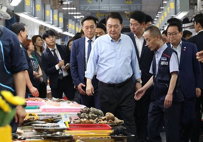 윤석열 대통령이 지난 7월27일 부산 중구 자갈치시장을 찾아 수산물 시장 상황을 점검하고 있다. 연합뉴스