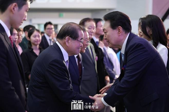 이종찬 광복회장이 지난 8월15일 제78주년 광복절 경축식에서 윤석열 대통령과 악수하고 있다. 대통령실 제공