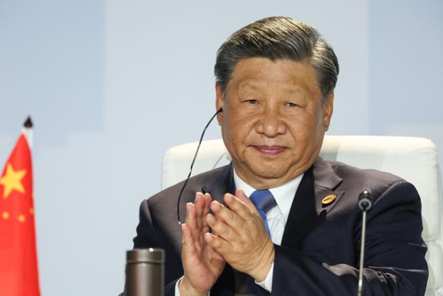 지난 24일 남아프리카공화국 요하네스버그에서 열린 브릭스(BRICS·브라질 러시아 인도 중국 남아프리카공화국 등 신흥 경제 5개국) 정상회의에 참석한 시진핑 중국 국가주석이 기자회견 중 박수를 치고 있다. 요하네스버그=타스 연합뉴스