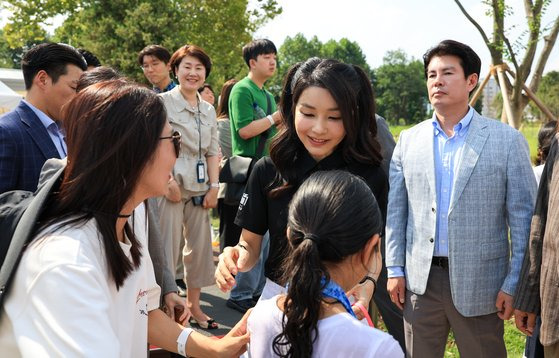 윤석열 대통령 부인 김건희 여사가 26일 서울 용산어린이정원 내 조성된 분수정원에서 열린 다둥이가족 초청행사에 깜짝 방문, 어린이와 인사를 나누고 있다. 사진 대통령실