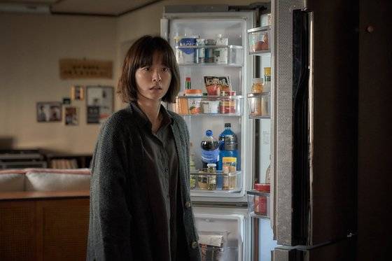 냉장고가, 곰솥이, 가장 아늑해야 할 공간인 집이 낯선 공포의 소재가 된다면? 영화 '잠'에서 잠만 들면 이상해지는 남편을 지켜보는 아내를 연기한 배우 정유미 [사진 롯데엔터테인먼트]