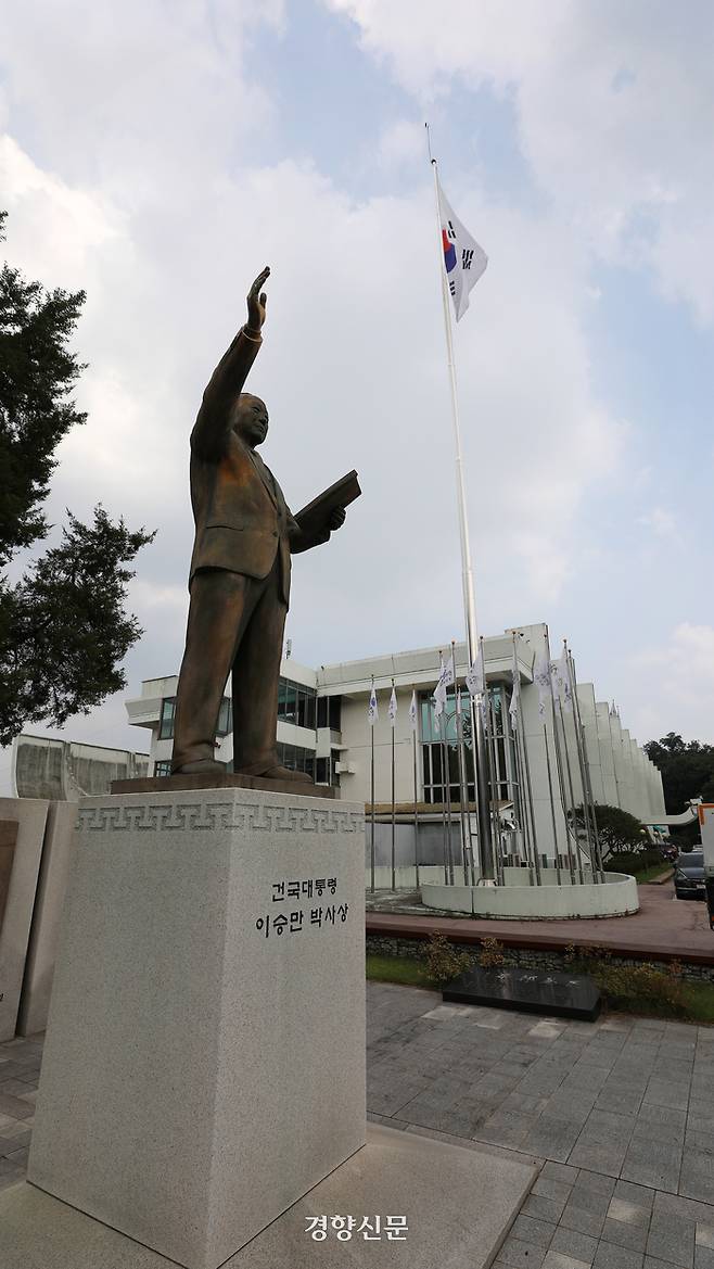 올해 한국자유총연맹이 보조금을 138억9461만원을 받는 등 한국자유총연맹, 새마을운동중앙회, 바르게살기운동협의회 등 소위 ‘3대 관변단체’가 받는 국고보조금이 역대 정부 중 최고치를 경신할 것으로 예측되는 가운데 14일 서울 중구 한국자유총연맹에 이승만 전 대통령의 동상이 서있다. 권도현 기자