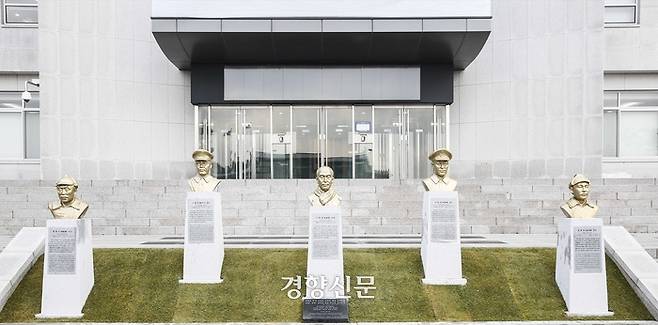 육군사관학교 교정에 세워진 항일 독립전쟁 영웅 5명의 흉상. 왼쪽부터 홍범도 장군, 지청천 장군, 이회영 선생, 이범석 장군, 김좌진 장군. 경향신문 자료사진