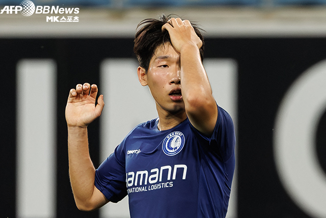 헨트 홍현석이 APOEL과 2023-24 유럽축구연맹 유로파 콘퍼런스리그 예선 플레이오프 홈 1차전 도중 머리카락을 넘기고 있다. 사진=AFPBBNews=News1