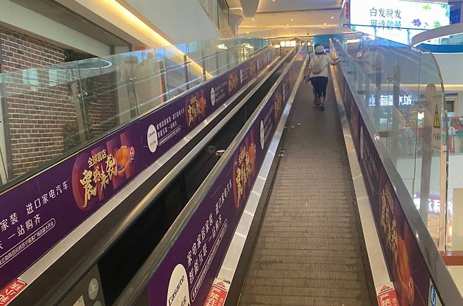 중국 베이징 왕징 한 대형쇼핑몰에 입점한 까르푸 매장으로 올라가는 무빙워크가 멈춰서 있다. 중국인 주부들이 지저분한 무빙워크 위로 걸음을 옮기고 있다. /사진=우경희 기자