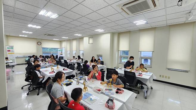 학생들이 3차원펜 공룡만들기 체험을 하고 있다.[한국지질자원연구원 제공]