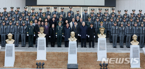 【서울=뉴시스】박진희 기자 = 제99주년 삼일절이었던 지난 2018년 3월1일 오후 서울 노원구 육군사관학교에서 열린 독립전쟁 영웅 흉상 제막식이 열리고 있다. 독립전쟁 영웅인 홍범도, 김좌진, 지청천, 이범석 장군과 신흥무관학교 설립자 이희영 선생의 흉상은 장병들이 훈련한 탄피 300kg(소총탄 5만 여발 분량)을 녹여 제작하였다. 김완태 육군사관학교장 주관으로 열린 흉상 제막식에는 이종찬 국립대한민국임시정부기념관 건립위원회 위원장, 이종걸 국회의원, 이준식 독립기념관장 등 독립운동가 후손과 윤경로 신흥무관학교기념사업회 상임공동대표,한시준 단국대 교수, 김용달 한국독립운동사연구소장, 학교 간부 및 생도 300여 명이 참석했다. 2018.03.01.pak7130@newsis.com