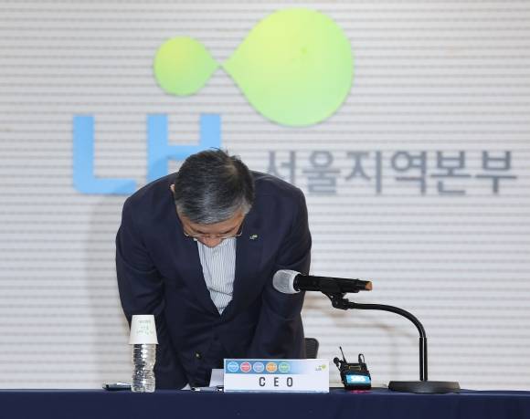 사과 인사하는 이한준 LH 사장 - 한국토지주택공사(LH) 이한준 사장이 2일 오후 서울 강남구 LH 서울지역본부에서 열린 사장 주재 회의에서 최근 아파트 철근 누락 사태와 관련한 사과 인사를 하고 있다. 2023.8.2 연합뉴스