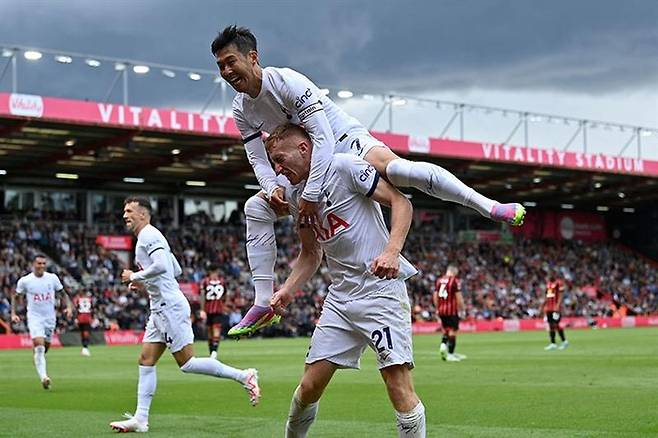 EPL 토트넘의 손흥민이 26일 본머스와의 리그 3라운드 원정 경기에서 두 번째 골을 터뜨린 데얀 클루세브스키 등에 올라타며 기뻐하고 있다. AFP연합뉴스