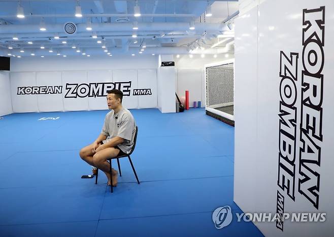 다시 옥타곤 오르는 정찬성 (화성=연합뉴스) 권준우 기자 = UFC 복귀전을 앞둔 '코리안 좀비' 정찬성이 20일 오후 경기 화성시 스타즈호텔 프리미어 동탄 내 자신의 체육관에서 연합뉴스와 인터뷰를 하며 질문에 답하고 있다. 2023.7.20 stop@yna.co.kr