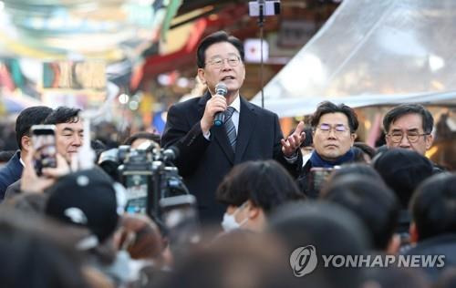 이재명 대표가 인천의 한 시장에서 연설하는 모습 자료사진