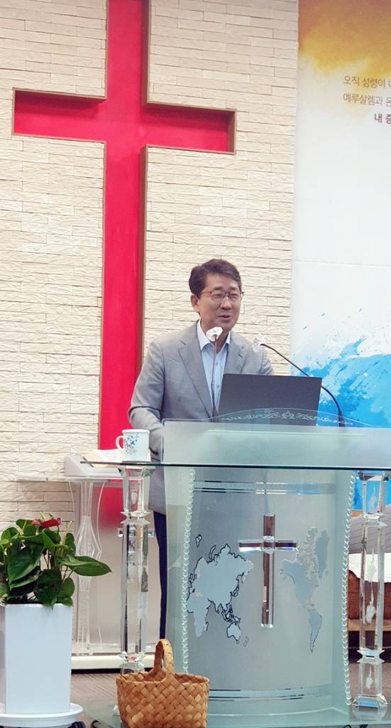 설교하는 박양우 목사 (서울=연합뉴스) 목사로서 제2의 인생을 시작한 박양우 전 문화체육관광부 장관이 7월 23일 경기 양주시 소재 천보제일교회에서 군 장병을 상대로 설교하고 있다. [박양우 전 장관 제공, 재판매 및 DB 금지]