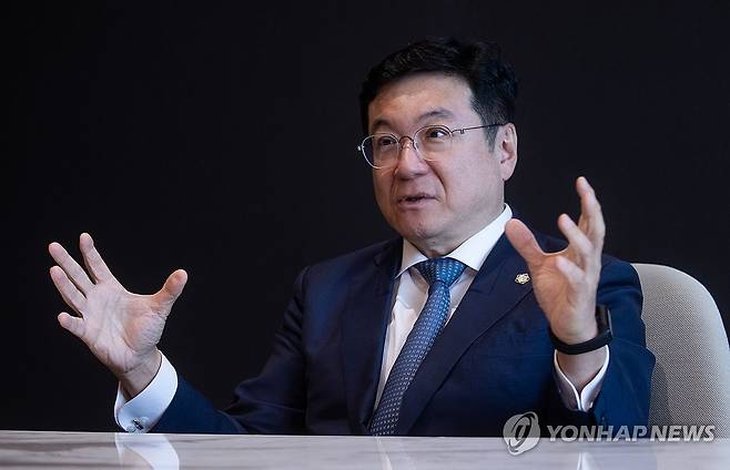 인터뷰하는 이찬희 삼성 준법감시위원장 (서울=연합뉴스) 류효림 기자 = 이찬희 삼성 준법감시위원장이 지난 23일 서울 강남구 삼성동 법무법인 율촌에서 연합뉴스와 인터뷰하고 있다. 2023.8.27 ryousanta@yna.co.kr