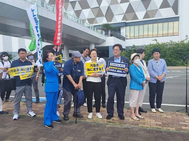 후쿠시마현에서 열린 오염수 방류 반대 집회 참석한 야당 의원들 (후쿠시마=연합뉴스) 더불어민주당과 정의당, 무소속 의원들이 27일 일본 후쿠시마현에서 열린 '원전 오염수 방류 반대 집회'에 참석해 일본 정부에 방류 중단을 촉구했다. 더불어민주당 우원식(앞줄 오른쪽부터 네 번째)·양이원영(앞줄 오른쪽부터 일곱번째) 의원과 정의당 강은미(앞줄 오른쪽부터 다섯번째) 의원이 집회에 참석해 있다. 2023.8.27 [양이원영 의원실 제공. 재판매 및 DB금지]