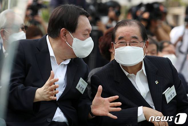 윤석열 대통령이 정치입문을 고민하던 시기인 2021년 6월 9일 서울 중구 남산예장공원 개장식에서 절친의 부친으로 사석에서 '아버님'으로 부른다는 이종찬 국립대한민국임시정부기념관 건립위원장과 대화하고 있는 모습. ⓒ News1 이동해 기자