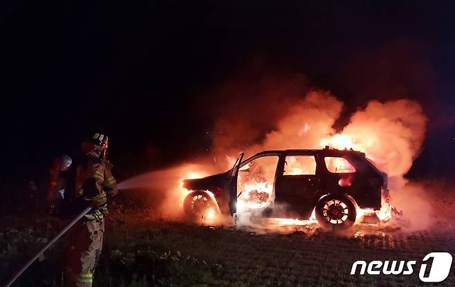 (정읍=뉴스1) 강교현 기자 = 28일 오전 3시48분께 전북 정읍시 부전동의 한 공영주차장에 주차돼 있던 스포츠유틸리티차(SUV)에서 불이 났다.(전북소방본부 제공)2023.8.28/뉴스1