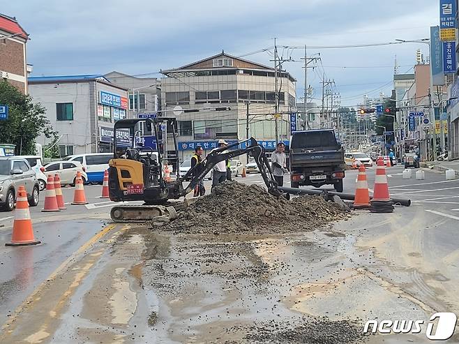 28일 오전 제천시 교동 4차선 도로의 상수도관이 파열돼  복구 공사가 한창 진행중이다.