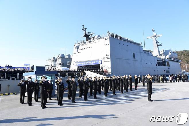 2022 해군 순항훈련전단 소속 장병과 해군사관생도들. (해군 작전사 제공) 2022.12.20/뉴스1