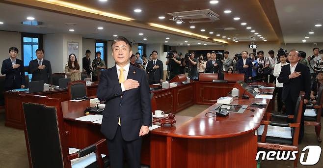 이동관 신임방송통신위원장이 28일 경기 과천정부청사에서 열린 방송통신위원회 전체회의에 참석해 국민의례하고 있다. 2023.8.28/뉴스1 ⓒ News1 이승배 기자