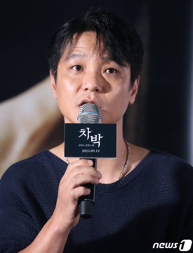 배우 홍경인이 28일 서울 광진구 롯데시네마 건대입구에서 열린 영화 '차박- 살인과 낭만의 밤(감독 형인혁)' 언론시사회에서 인사말을 하고 있다. '차박- 살인과 낭만의 밤'은 평온한 일상, 사랑하는 아내, 모든 것이 완벽했던 한 남자가 결혼기념일을 맞아 떠난 차박 여행에서 낯선 인기척과 함께 순식간에 악몽 같은 사건에 휘말리게 되는 스릴러 영화다. 2023.8.28/뉴스1 ⓒ News1 권현진 기자