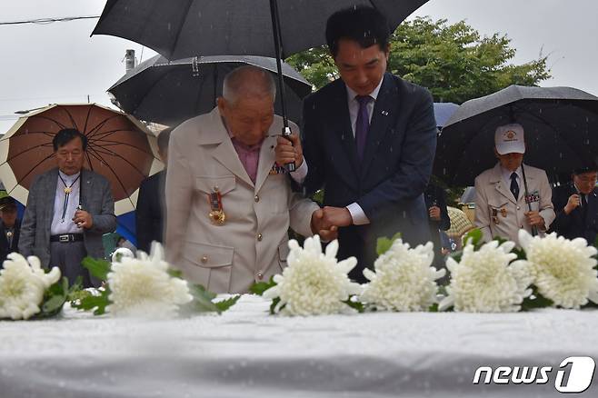 박민식 국가보훈부 장관(앞줄 오른쪽)이 28일 전남 순천역 광장에서 한국전쟁(6·25전쟁)에 참전했던 호남 출신 학도병들의희생을 기리며 묵념하고 있다.2023.8.28/뉴스1 ⓒ News1 김동수 기자