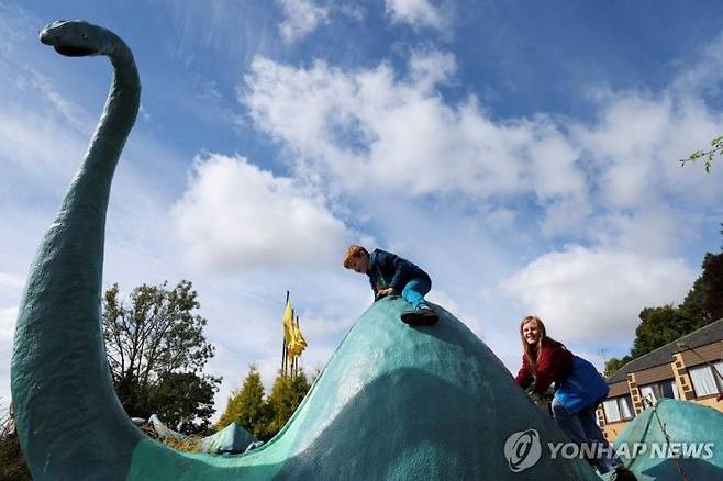 네시 조형물에서 아이들이 놀고 있다. [이미지출처=연합뉴스]