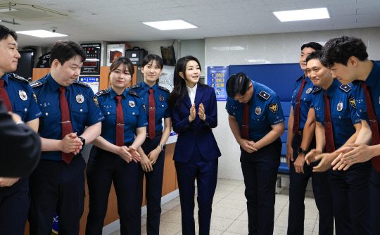 윤석열 대통령 부인 김건희 여사가 28일 서울 마포경찰서 용강지구대에서 열린 자살시도자 구조 현장경찰관 간담회에서 기념촬영 뒤 참석자들과 인사하고 있다. 사진=대통령실 제공