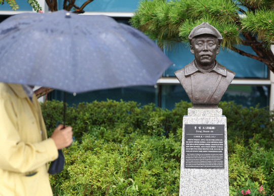 국방부가 육군사관학교 교내뿐 아니라 국방부 청사 앞에 설치된 홍범도 장군 흉상에 대해서도 필요시 이전을 검토하고 있다고 밝힌 28일 서울 용산구 국방부 청사 앞에 설치된 고 홍범도 장군 흉상 모습.<연합뉴스>