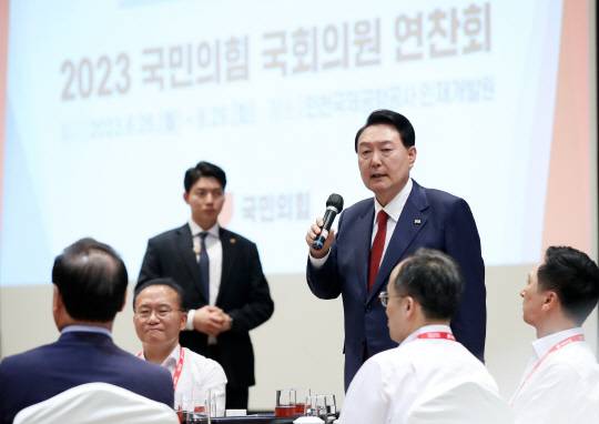 윤석열 대통령이 28일 인천 중구 인천국제공항공사 인재개발원에서 열린 국민의힘 연찬회에서 발언하고 있다. 대통령실통신사진기자단
