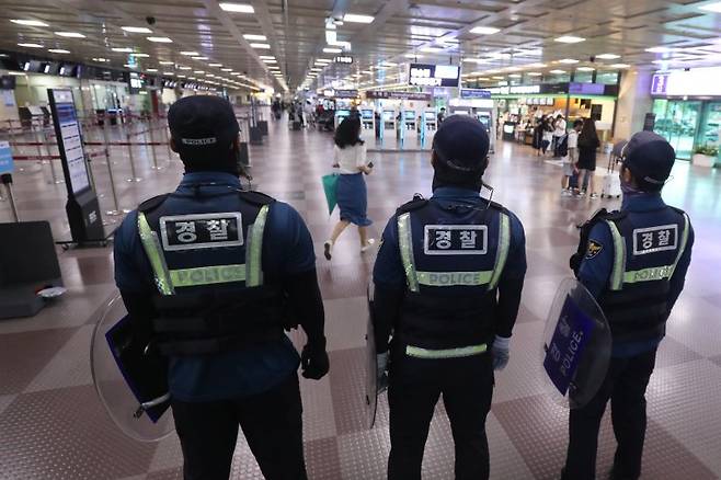 대구국제공항에 대한 '폭탄테러'와 공항 이용객 불특정 다수를 상대로 '흉기난동'이 예고된 가운데 9일 오전 경찰이 대구공항 경계를 강화하고 있다. 2023.8.9/뉴스1 ⓒ News1 공정식 기자 /사진=뉴스1