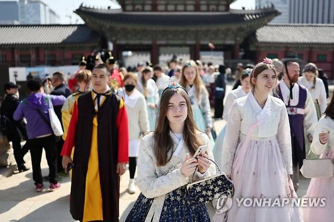 외국인 관광객으로 북적이는 경복궁 (서울=연합뉴스) 윤동진 기자 = 완연한 봄 날씨를 보인 27일 오후 경복궁이 한복을 입은 외국인 관광객들로 북적이고 있다. 2023.3.27 mon@yna.co.kr (끝)