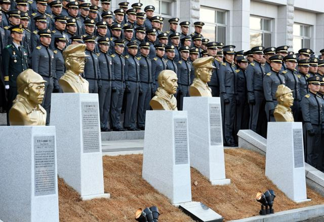 2018년 3월 1일 오후 서울 노원구 공릉동 육군사관학교에서 장병들이 훈련한 탄피 300kg(소총탄 5만여 발 분량)을 녹여 제작한 일제 독립전쟁의 영웅 홍범도 김좌진 지청천 이범석 장군 이회영 선생 흉상 제막식이 열렸다. 한국일보 자료사진