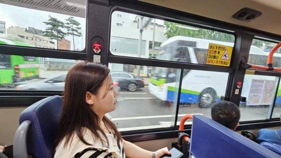 지난 6월 26일 오전 지혜영씨가 남양주 별내신도시에서 종로로 출근하고 있다. 지씨는 오전 6시 10분에 일어나 30분쯤 출근준비를 하고 집을 나서면 1시간 30~40분 뒤에 회사에 도착한다. 오랜 시행착오 끝에 아침 일찍 나와 버스를 타고 종로로 가는 출근길을 찾았다고 한다. 최서인 기자