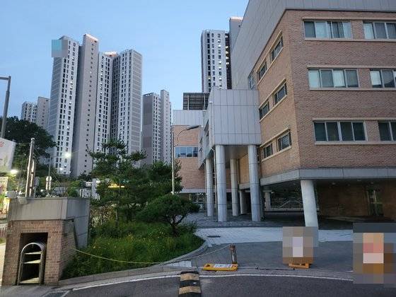 김상일씨가 사는 김포시 장기본동 아파트는 단지 안에 초등학교 있는 이른바 ‘초품아’다. 김씨는 "자녀가 초등학교까지 도로 등의 위험 요소 없이 갈 수 있는 것도 주거지 선택에 큰 영향을 미쳤다"고 말했다. 김홍범 기자