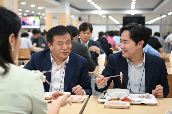 이진복 정무수석이 28일 용산 대통령실 구내식당에서 우리 수산물 메뉴로 식사를 하고 있다. 사진 대통령실